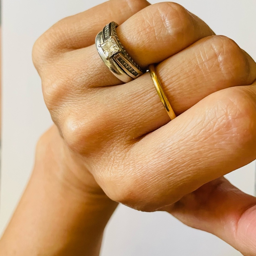 Classic Gold thin Stackable Band Ring minimalist size 7 - Picture 3 of 4